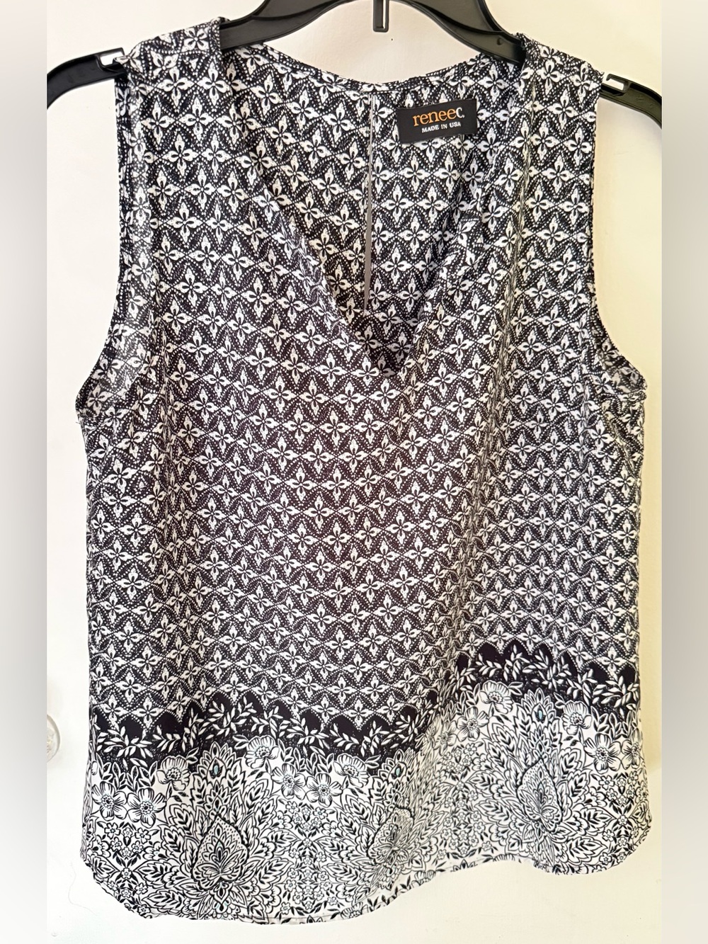 Renee C. Black & White Printed Sleeveless V-Neck Top